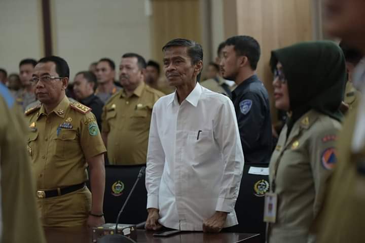 Gunakan Pakain Kemeja Putih (Wakil Bupati Lutra) Nampak Semangat menghadi Kegiatan BNPB) di Ruang Rapat Pimpinan Kantor Gubernur Sulawesi Selatan.