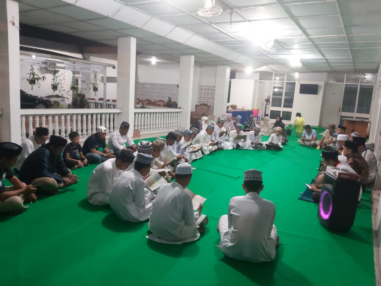 Khatam Al-Qur'an para santri PP Tahfidzul Qur'an Darussalam bersama Kader PKS Sidrap di Rujab Wakil Bupati 