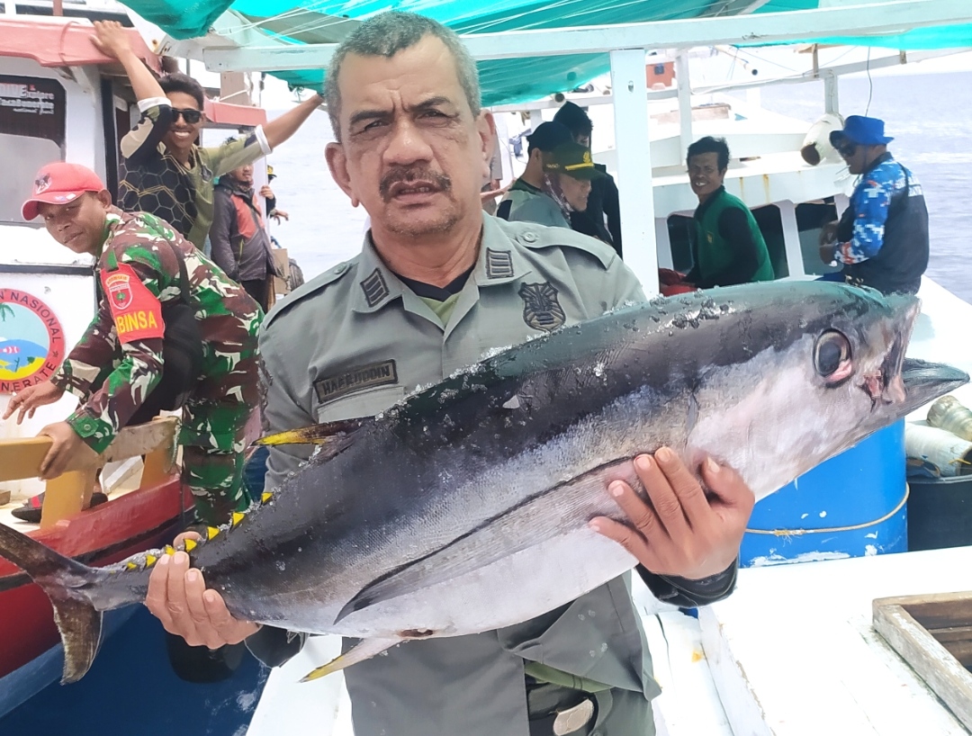 Tim Patroli Pokja Chek Point Giring Kapal Nelayan ke Pos Pengawasan Terpadu